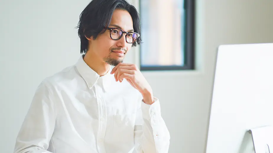 パソコン作業に集中するクリエーター