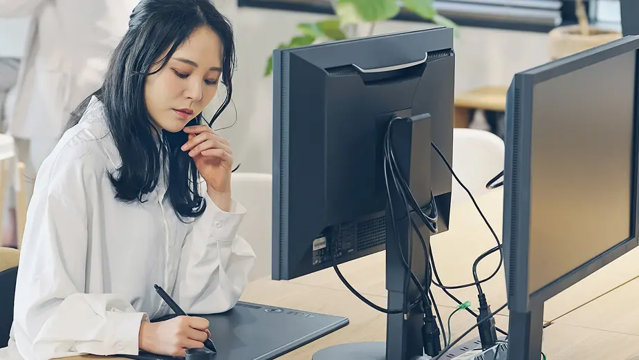 就職支援に向けパソコン作業をする様子