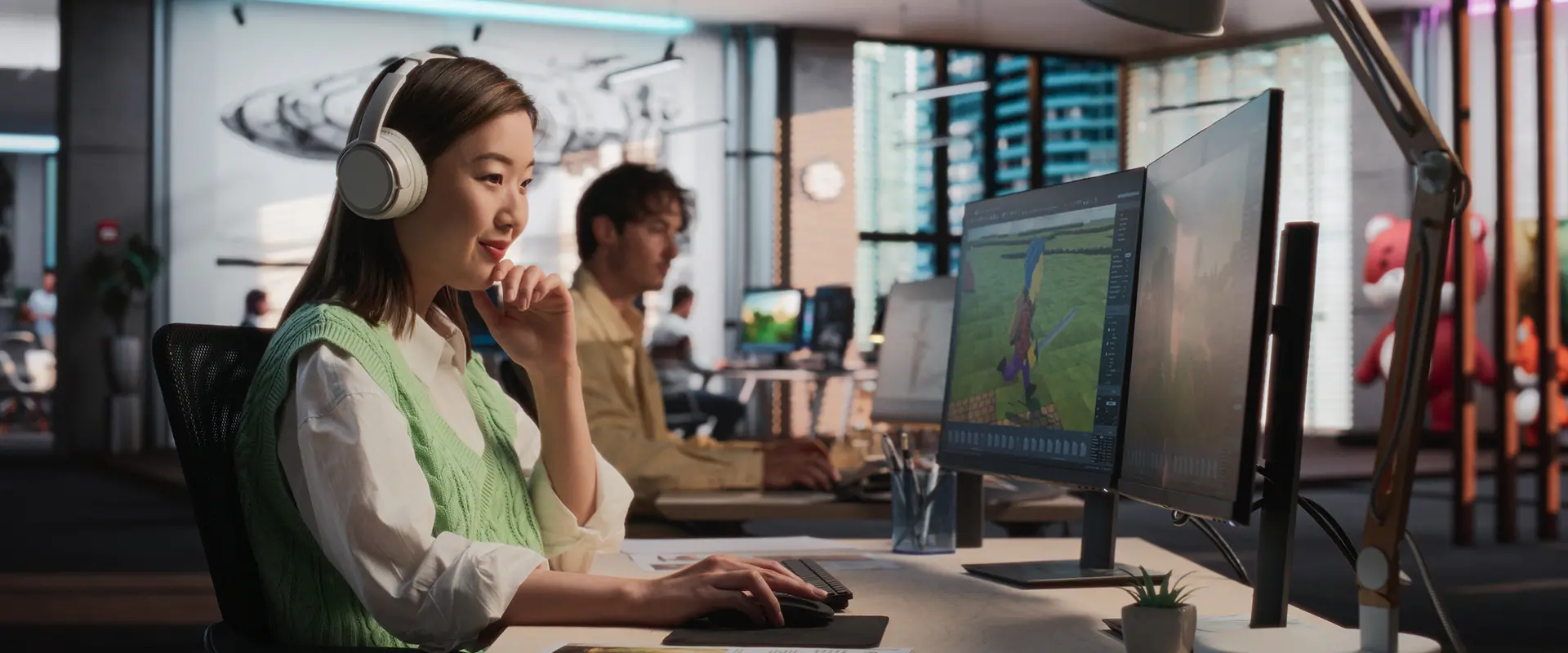 ゲーム開発に向けた作業をしている女性